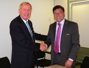 Mattheus de Graauw, director de ALMA, y José Palacios, presidente del Directorio de REUNA, durante la firma del acuerdo.