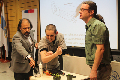 Demostración del doctor Marzullo con un estudiante para escuchar y medir la electricidad de los músculos.