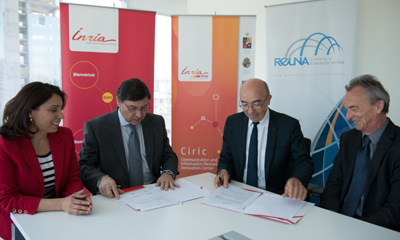 Paola Arellano, directora ejecutiva de REUNA; José Palacios, presidente del directorio de REUNA; Michel Cosnard, presidente de Inria; y Claude Puech, director ejecutivo de Inria Chile, firmaron el acuerdo de colaboración.